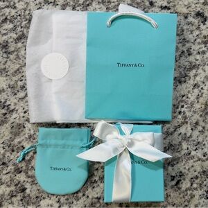 Tiffany & Co. gift set - box, dust bag, ribbon, bag and tissue paper